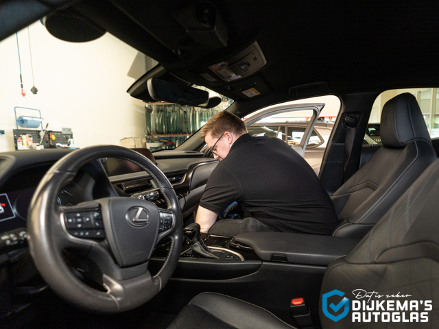 Autoruit van binnen schoonmaken: zo krijgt u weer perfect zicht